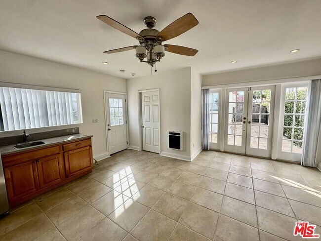 Building Photo - 128 S Swall Dr