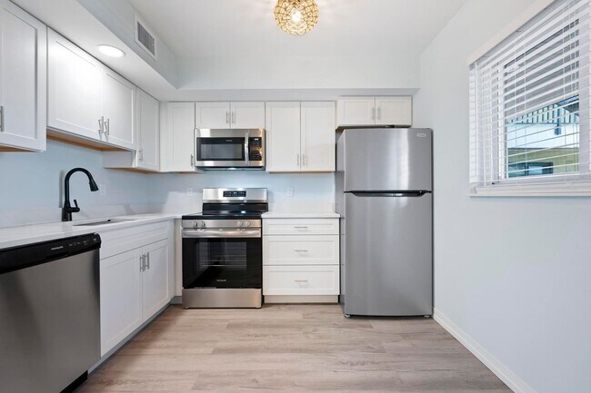 Building Photo - GORGEOUS FULLY RENOVATED 1st FLOOR 2 BEDRO...