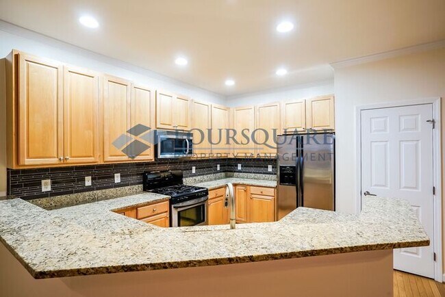 Building Photo - Spacious End-Unit 3-Bed Townhome with Back...