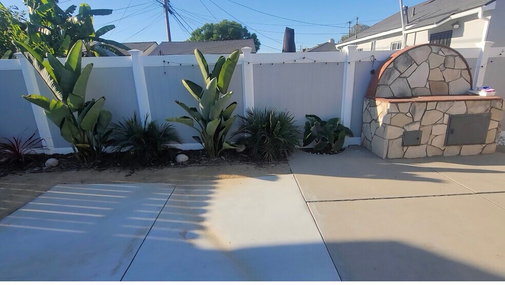 Building Photo - 2313 Belmont Ave