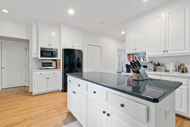 Building Photo - 5 Wildwood Ln