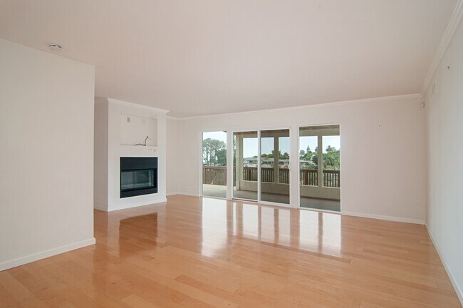 Building Photo - LIVE IN LA JOLLA!  LOVELY LA JOLLA HOME WI...