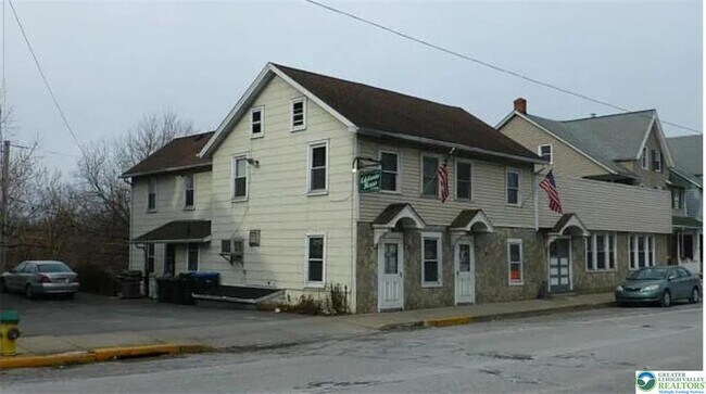 Building Photo - 702 Main St