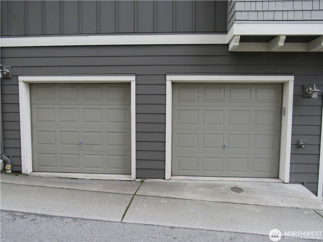 Building Photo - 2Bd/2.5Ba Issaquah Home