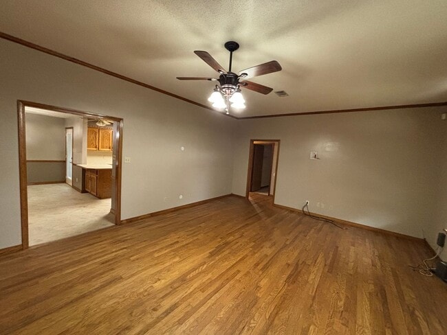 Building Photo - Welcome to your dream home in the heart of Russellville, AR.