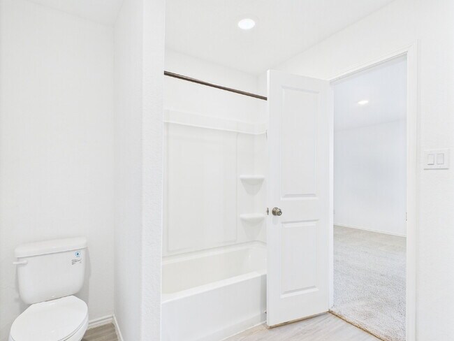 Building Photo - "Open-Concept Living in Fredericksburg"