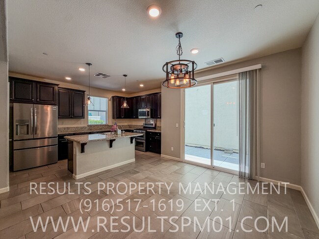 Building Photo - Beautiful Roseville 4 Bedroom Home