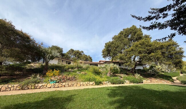Building Photo - Leafy Montecito