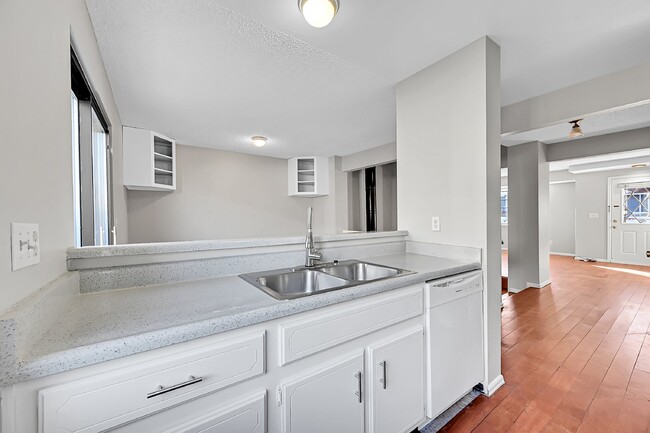 Building Photo - $1,650  2-Bed, 2 Bath Townhouse with Charm...