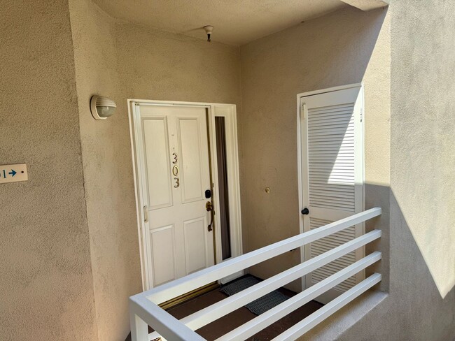 Building Photo - PENTHOUSE-STYLE UNIT IN SIGNAL HILL  w/180...