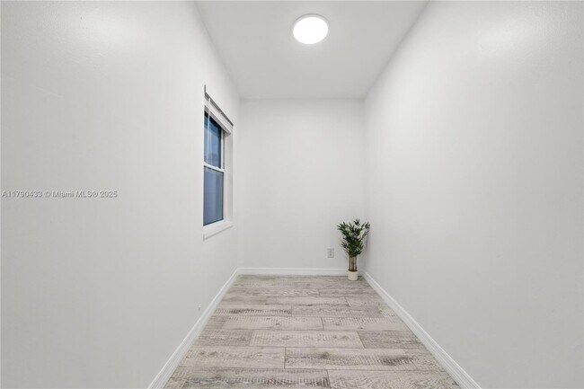 Building Photo - 1041 NE 9th Ave