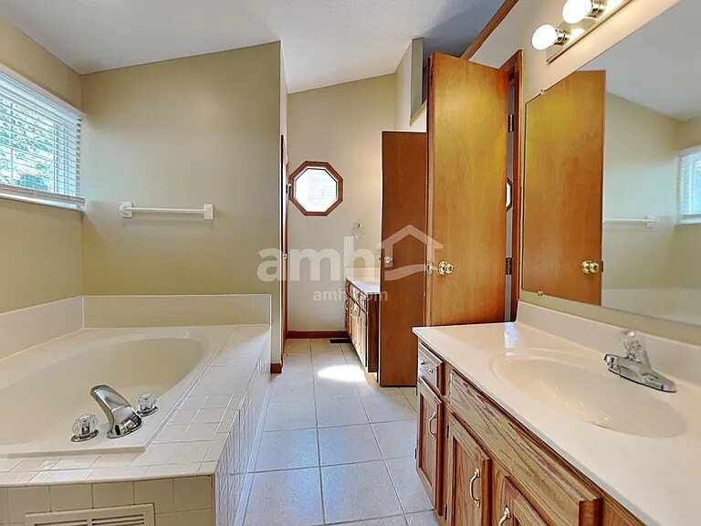 Building Photo - 2358 Rosina Dr