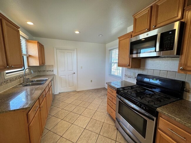 Building Photo - Central Ventura Home with Large Yard!