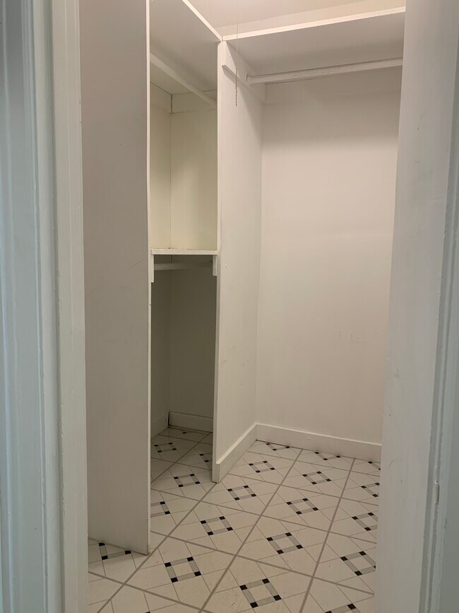 Building Photo - 1010 Havenhurst Dr