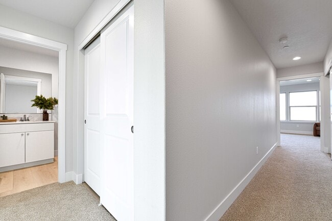 Building Photo - 925 N Elm Ave