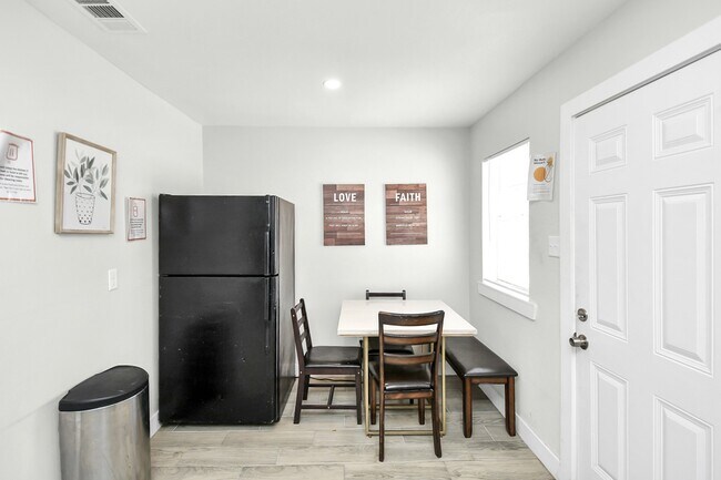 Building Photo - 5435 Pardee St