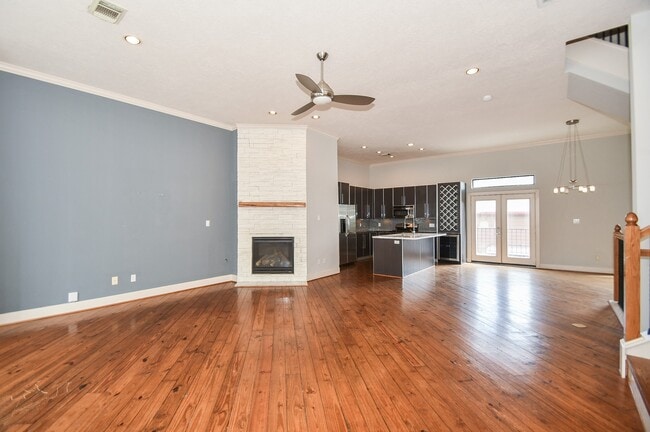 Building Photo - 748 W 16th St