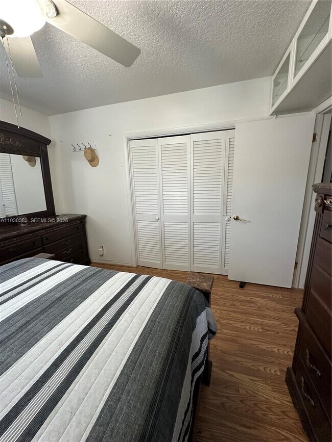 Building Photo - 2420 Park Ln