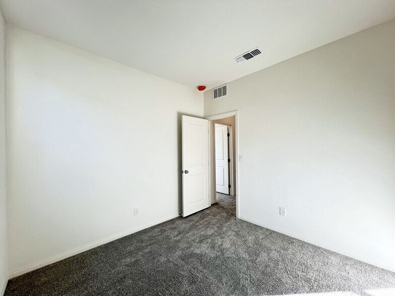 Building Photo - 1606 Rock Kestrel St