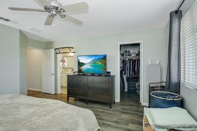 Building Photo - 2811 W Canyon Ave.