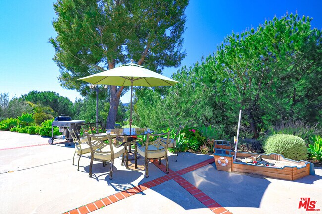 Building Photo - 2260 Los Amigos St