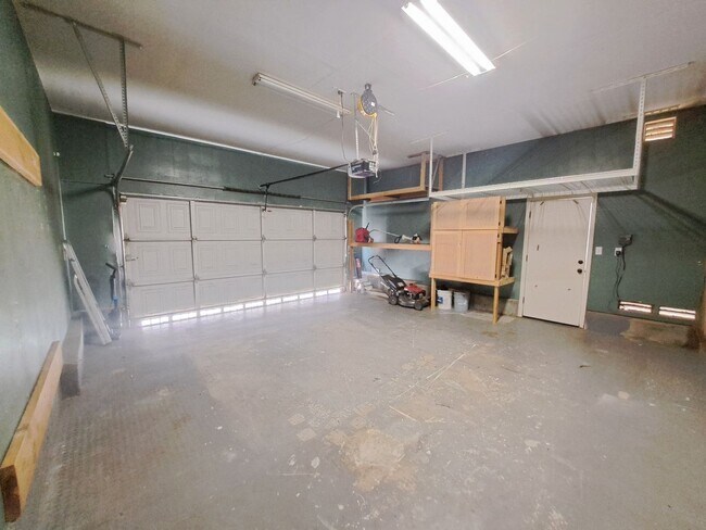 Building Photo - Stunning Home is Tastefully Done & Move In...