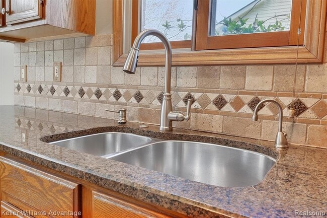 Building Photo - 40051 Finley Dr