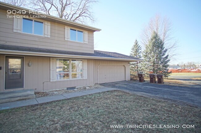 Building Photo - 3 Bedrooms Top Level w/ Full Bath - 2 Car ...