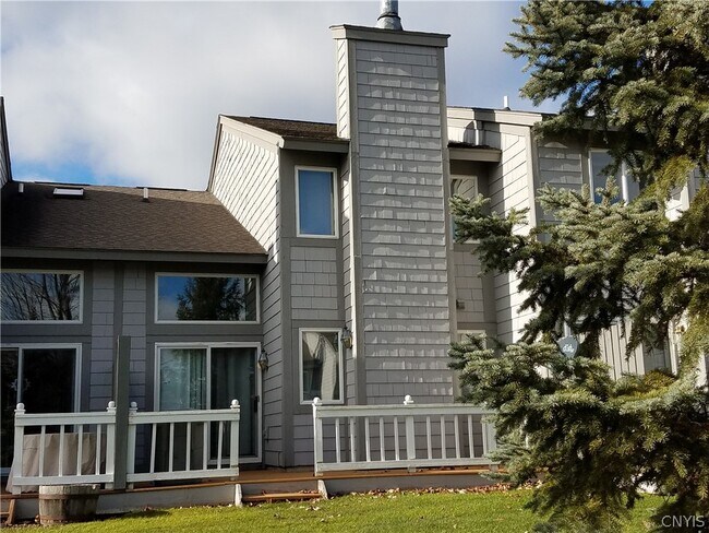 Building Photo - 435 Summerhaven Dr N