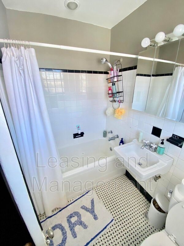 Building Photo - 75 Pitt St