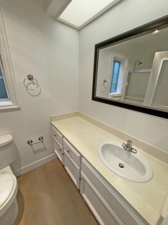 Building Photo - 922 Croft Ave