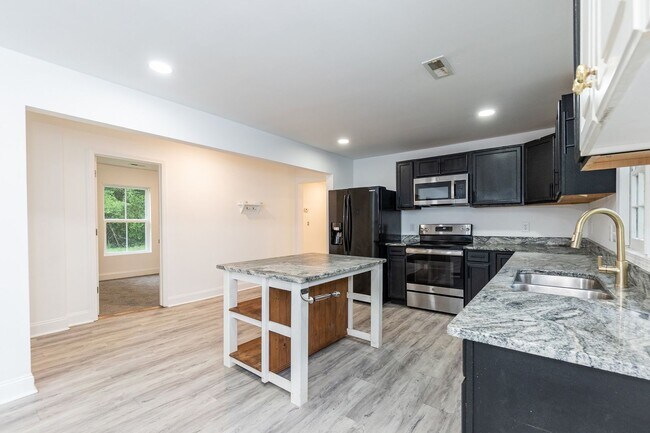 Building Photo - Three Bedroom Home