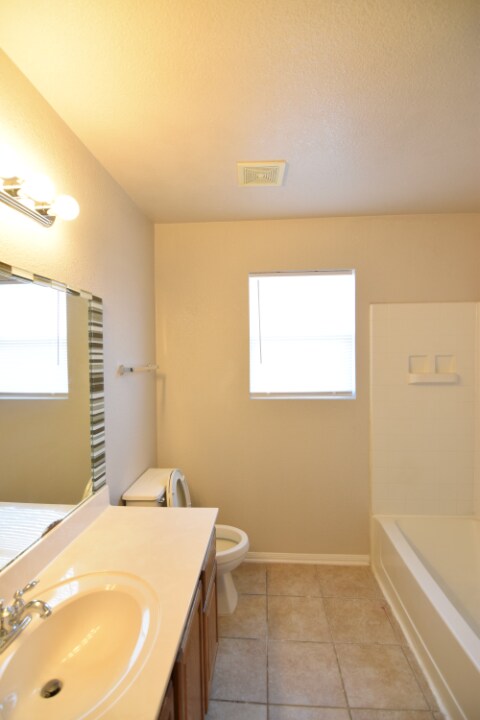 Building Photo - 2200 Riley Dr