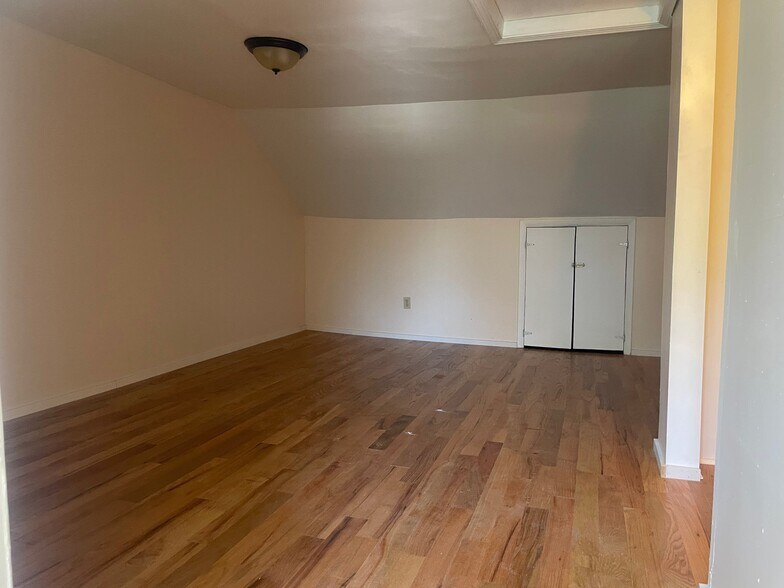 Building Photo - 318 N Lumber St