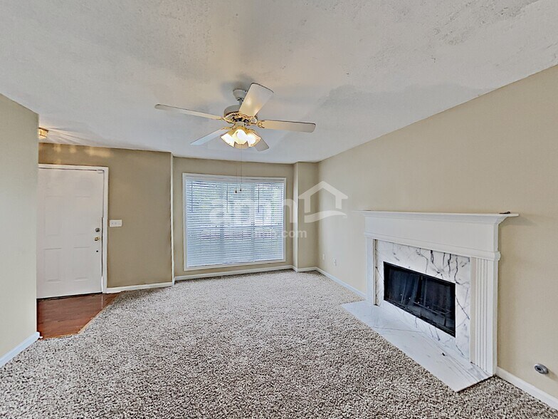 Building Photo - 1319 Vine Cir
