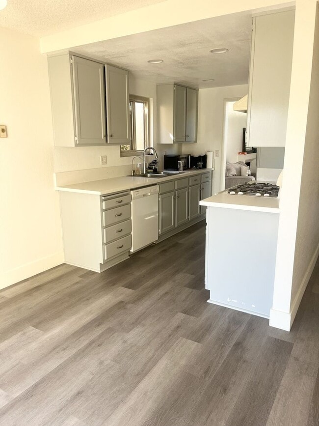 Building Photo - Beautiful Newly Remodeled 3 Bedroom 2 Bath...