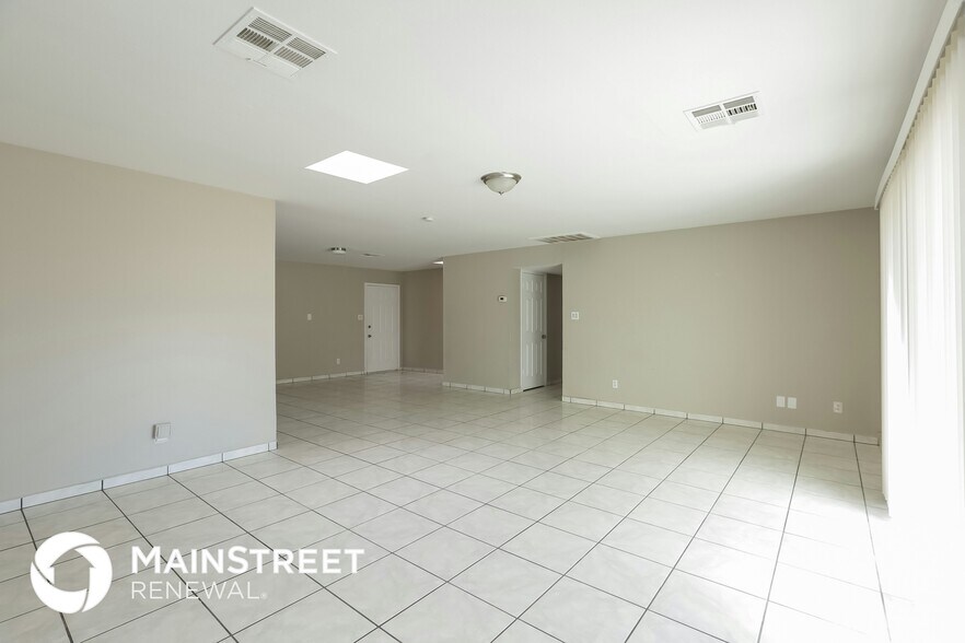 Building Photo - 2932 N 46th Ave