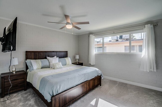 Building Photo - Prime Location - 2-bedroom, 1.5-bath townhome in Central Scottsdale!