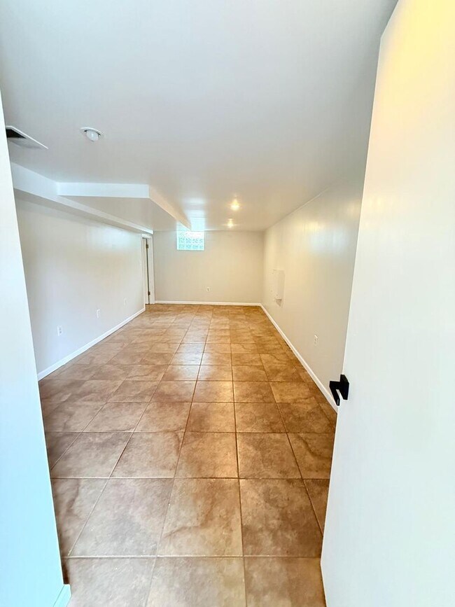 Building Photo - Spacious 3-Bedroom 1.5 - bathroom Home for Rent