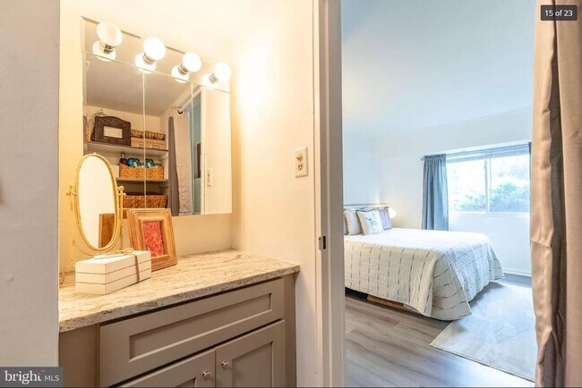 Walk-in closet - 1607 Meadowview Ln