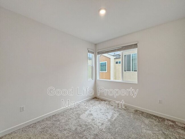 Building Photo - 820 Makani St