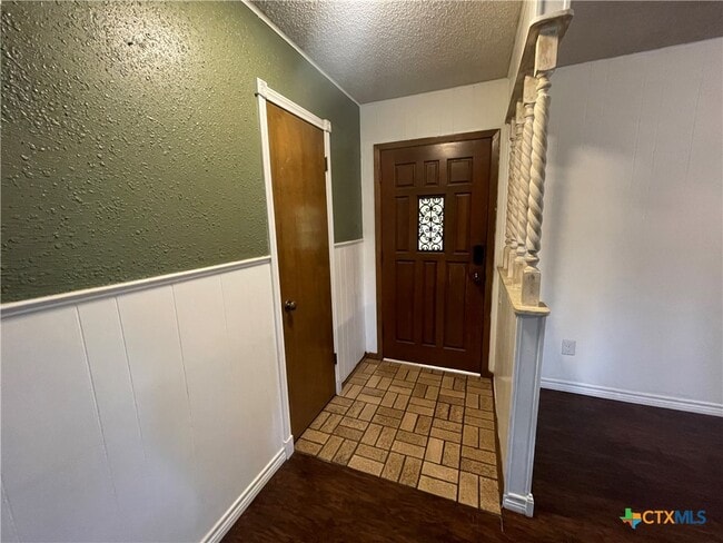 Building Photo - 1346 Carnation Ln