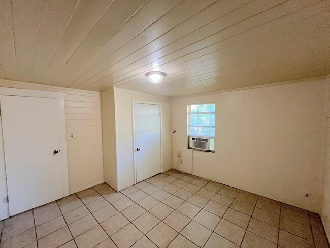 Building Photo - 1235 1/2 W Cypress St