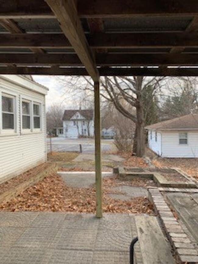 Building Photo - Large 3 BR 2 BA house w beautiful woodwork...