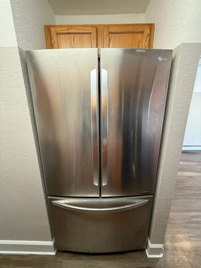 Building Photo - MOVE-IN READY!! 2 bed 2 bath Lakewood Condo