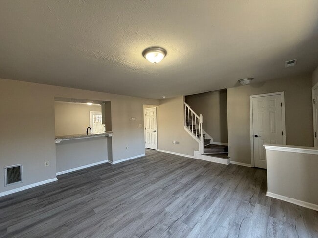 Building Photo - Great 2 bedroom fully renovated townhouse