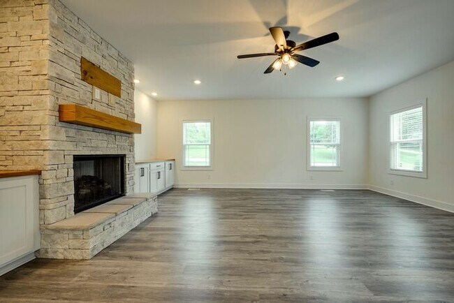 Building Photo - 420 Stonemeadow Rd