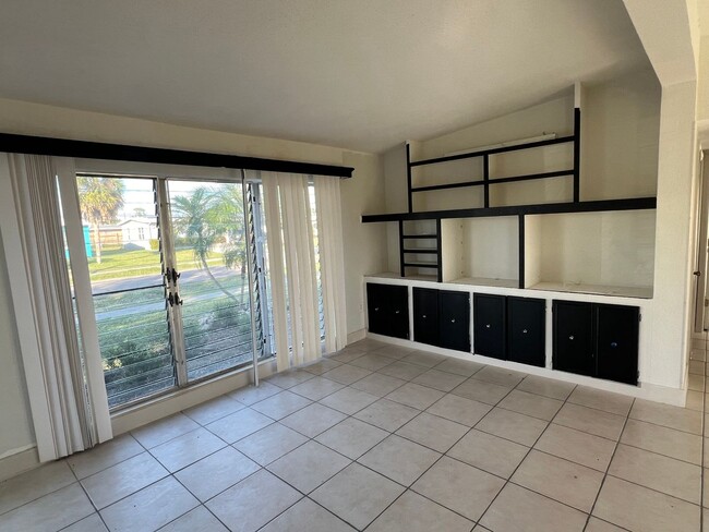 Building Photo - ** Annual ** 2 Bed / 1 Bath Single Family Home ** Conveniently Located ** $1,495