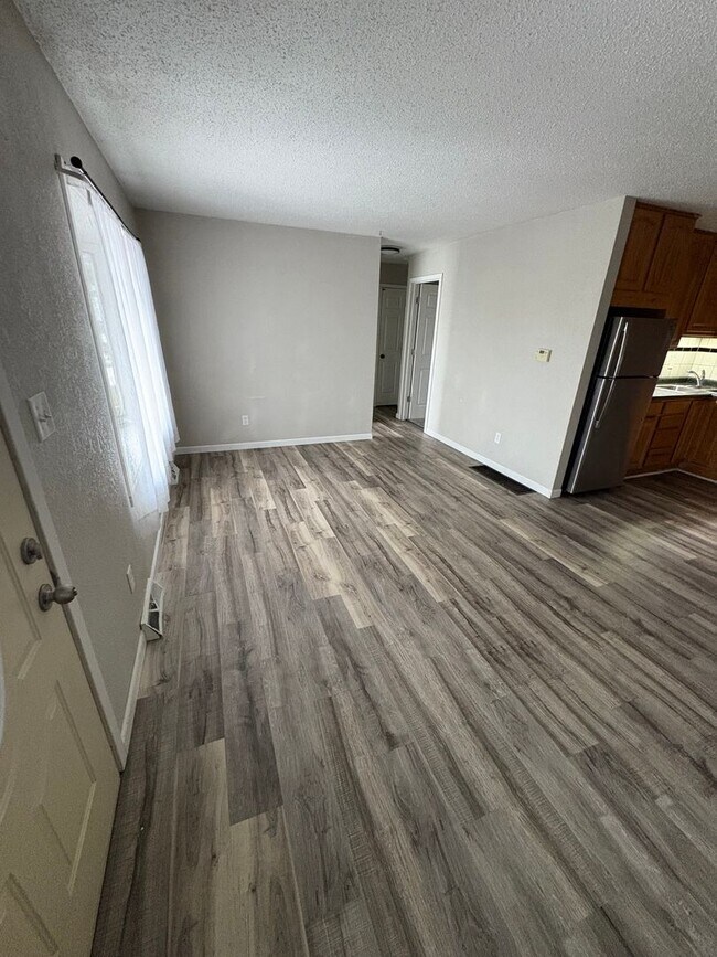 Building Photo - 3 Bed 1 Bath Updated Single Family home