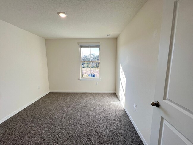 Building Photo - Perfect townhouse -  available now!